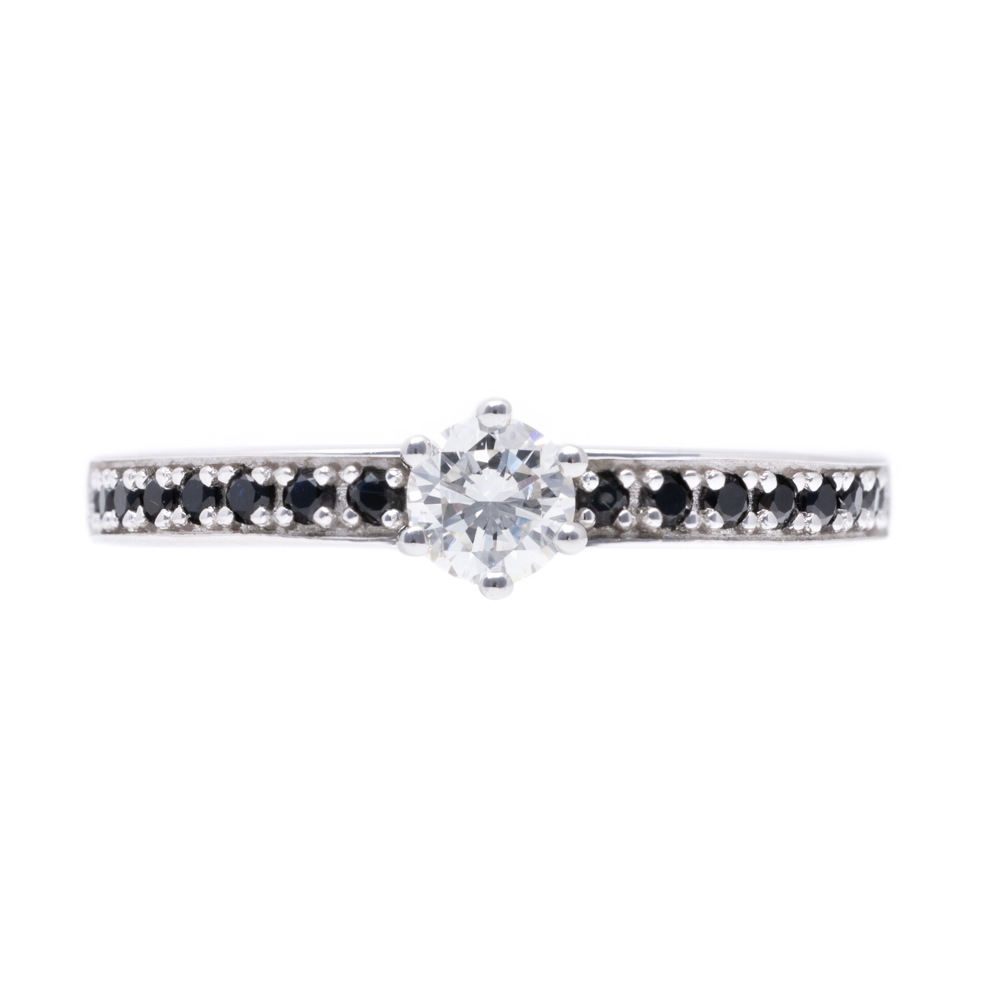 White gold ring, decorated with a central diamond surrounded by sapphires