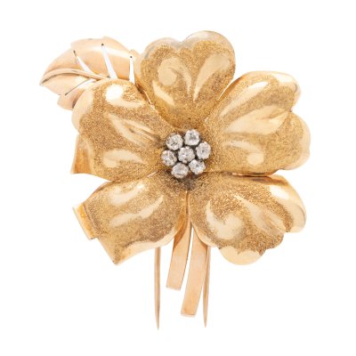 Broșă din aur, sub formă de floare, decorată cu diamante, cca. 1940