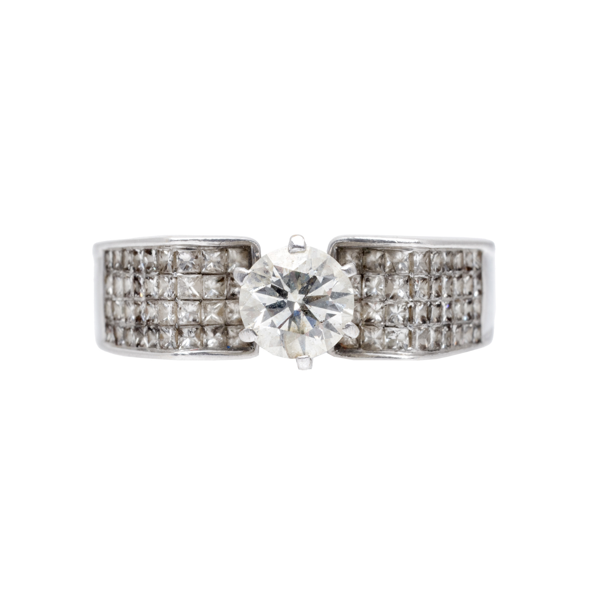 White gold ring, decorated with a central diamond and diamond paving