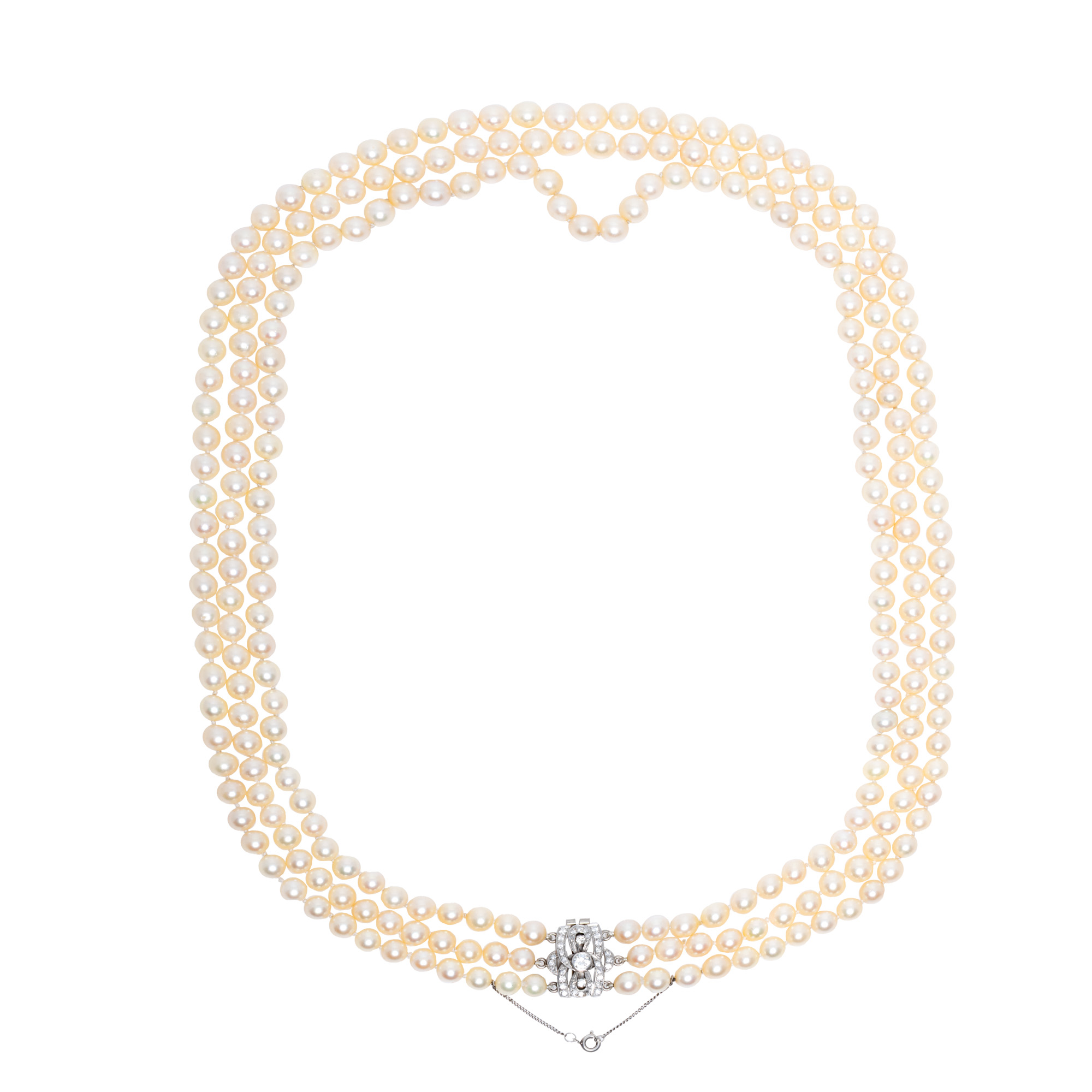 Colier Art Deco, cu trei rânduri de perle, decorat cu închizătoare din aur alb, platină și argint, pavată cu diamante