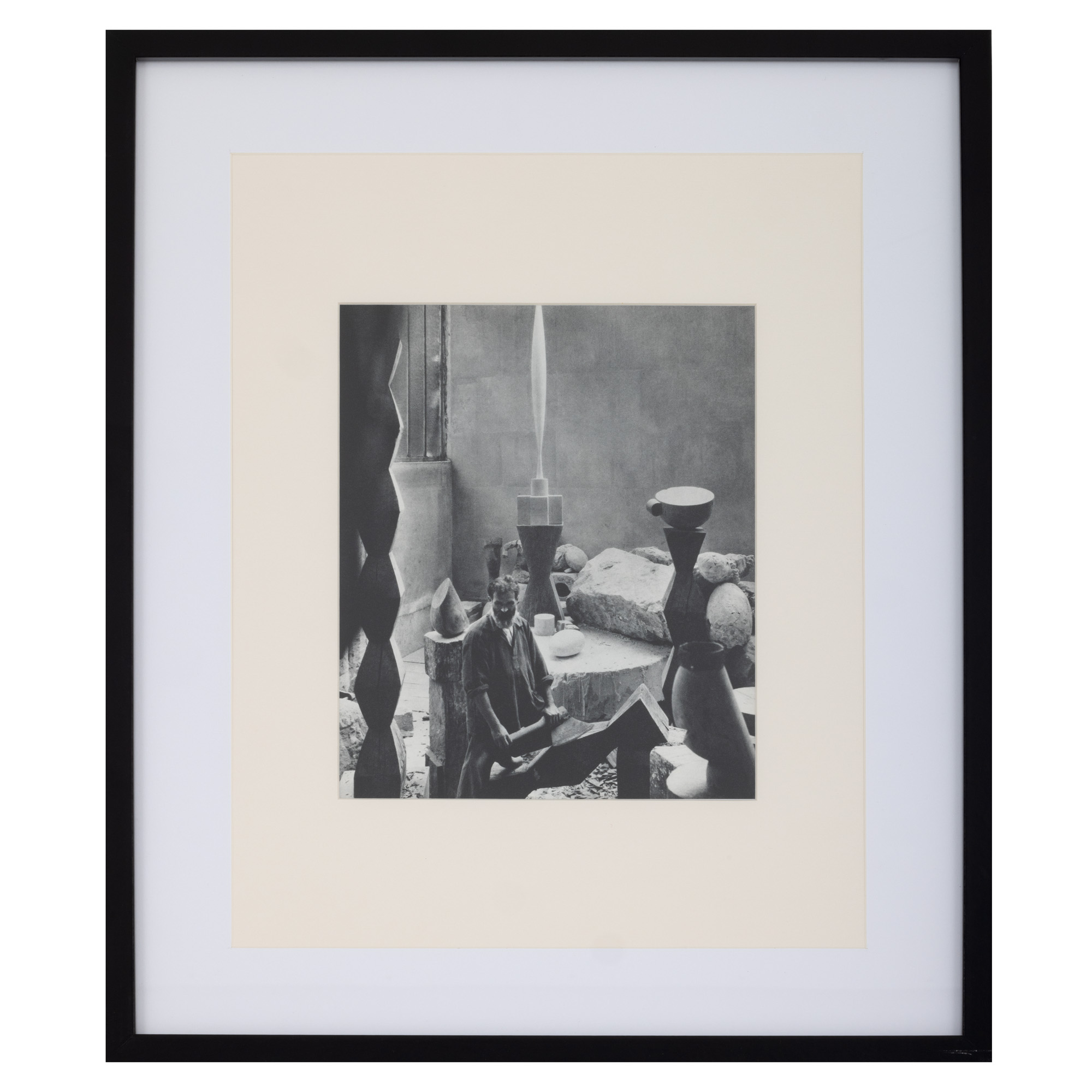 Fotografie ilustrându-l pe Constantin Brâncuși în atelierul său din Paris, fotograf Edward Steichen, însoțită de certificat de autenticitate