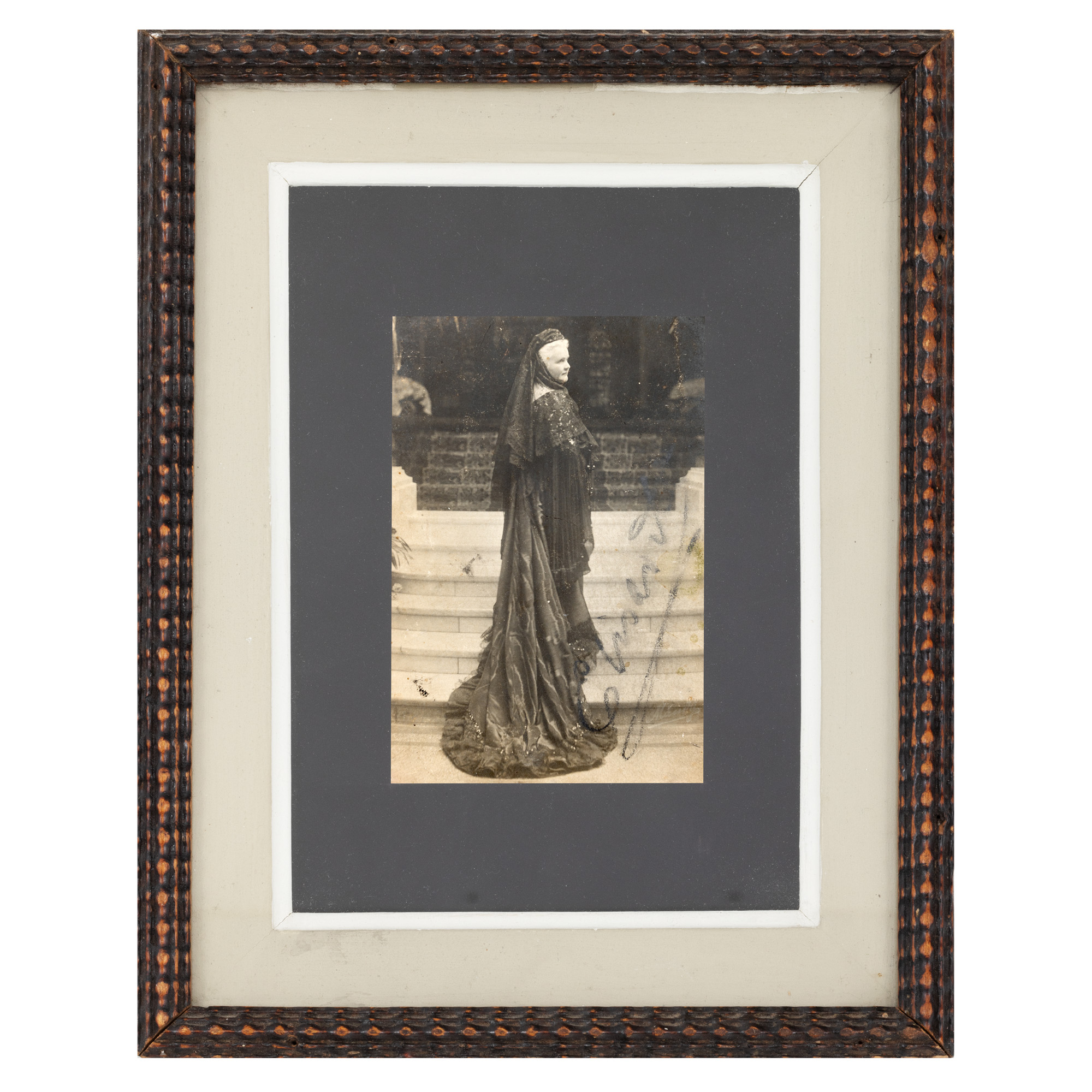 Photographic postcard, depicting Queen Elisabeta in mourning at the first memorial service of King Carol I, Franz Mandy studio, 1915, with Queen's handwritten signature
