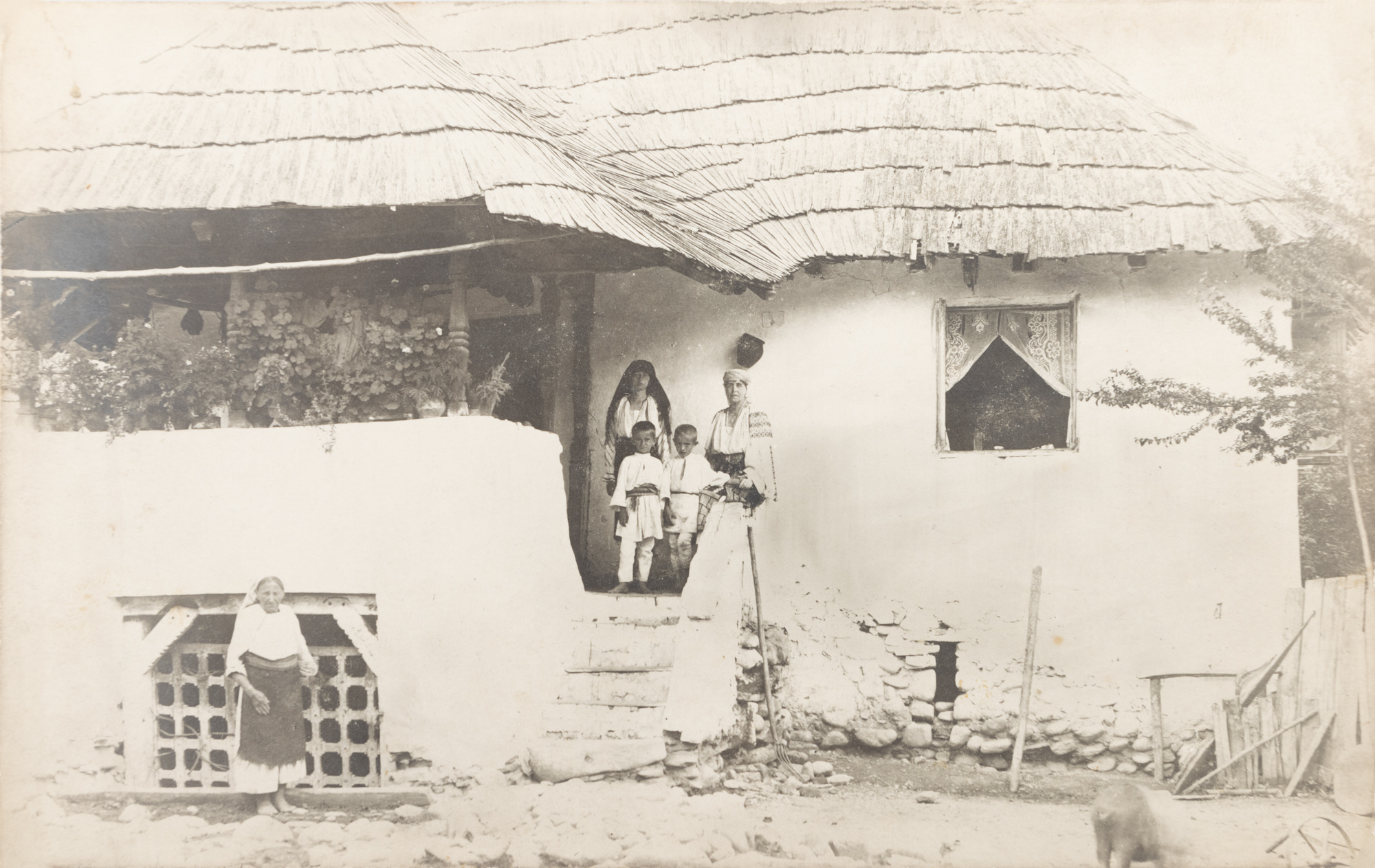 Photographic postcard, uncirculated, featuring Queen Maria, 1933