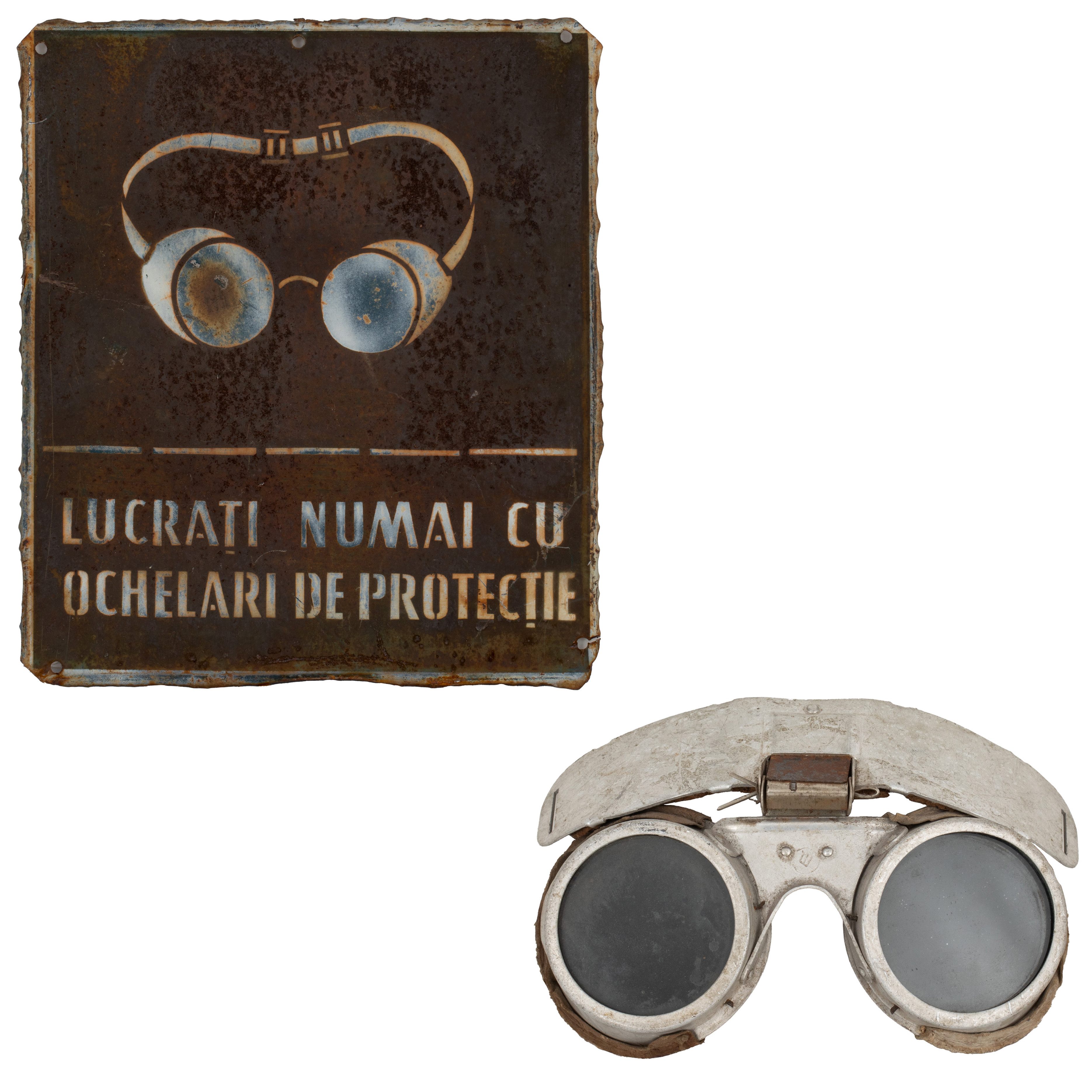 Lot format din indicator de protecția muncii ”Lucrați numai cu ochelari de protecție”, alături de ochelarii originali, cca. 1980