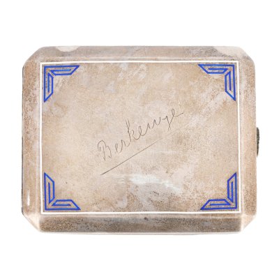 Tabacheră din argint și email, gravată cu numele de alint al lui Petru Groza, primită cadou de la primadona Duci Kabdebó, cca. 1920, provine din colecția familiei fostului Prim-ministru al României, Petru Groza