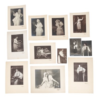 Lot format din 12 fotografii ale actriței și primadonei Duci Kabdebó, ateliere fotografice diferite, anii 1920, cu însemnări olografe, provin din colecția familiei fostului Prim-ministru al României, Petru Groza