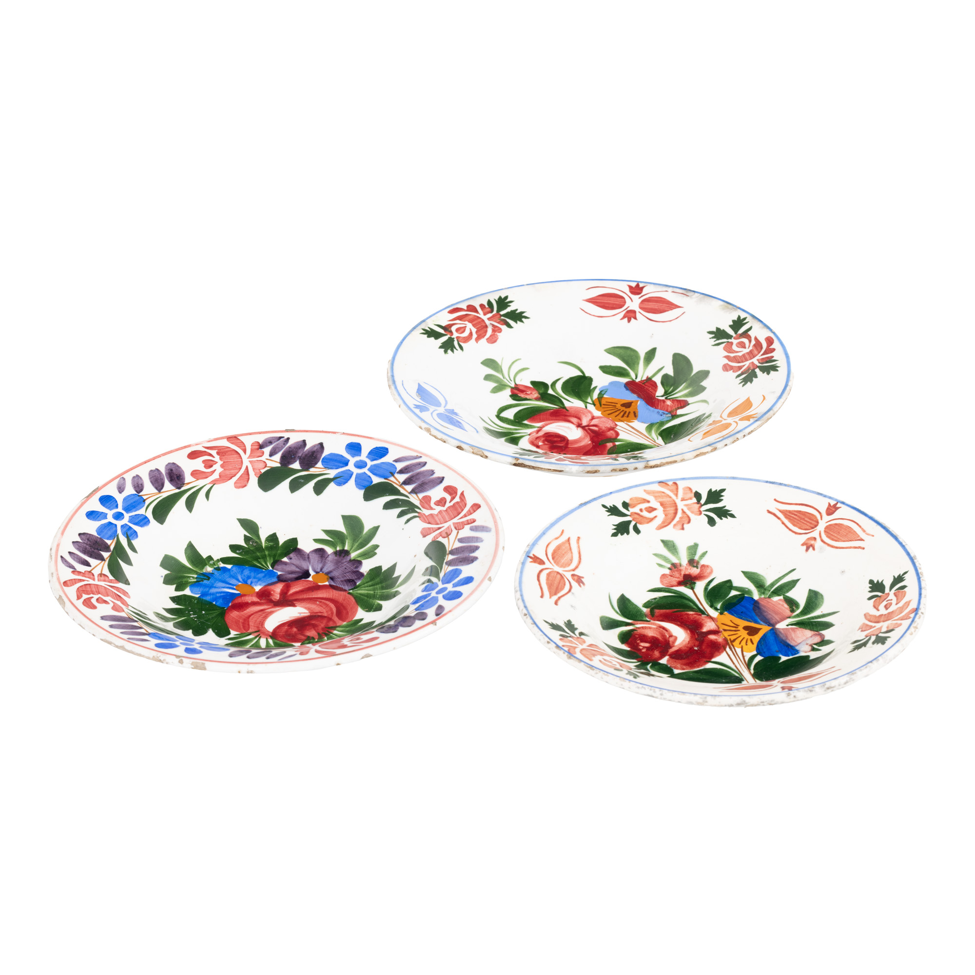 Lot format din trei farfurii din ceramică, pictate cu motive florale (trandafiri), atelier austro-ungar, sfârșitul sec. XIX