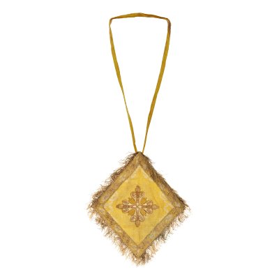 Nabederniță, decorată cu o cruce brodată, atelier românesc, sec. XIX, piesă rară