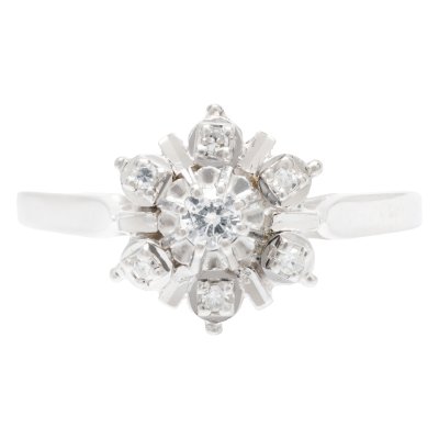 Inel din aur alb în formă de floare, decorat cu diamante