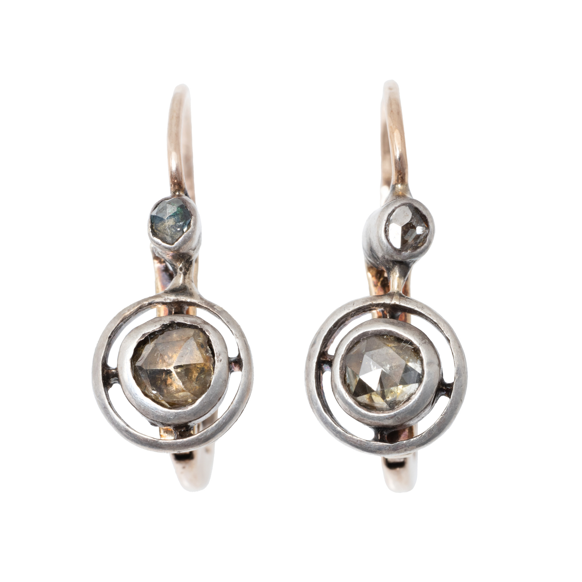 Pair of earrings made of red gold and silver, decorated with diamonds, circa 1900