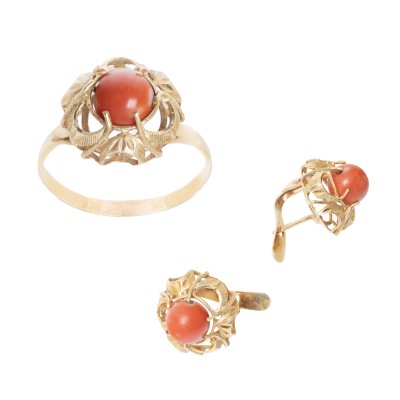Gold set, consisting of a pair of earrings and a ring, decorated with corals
