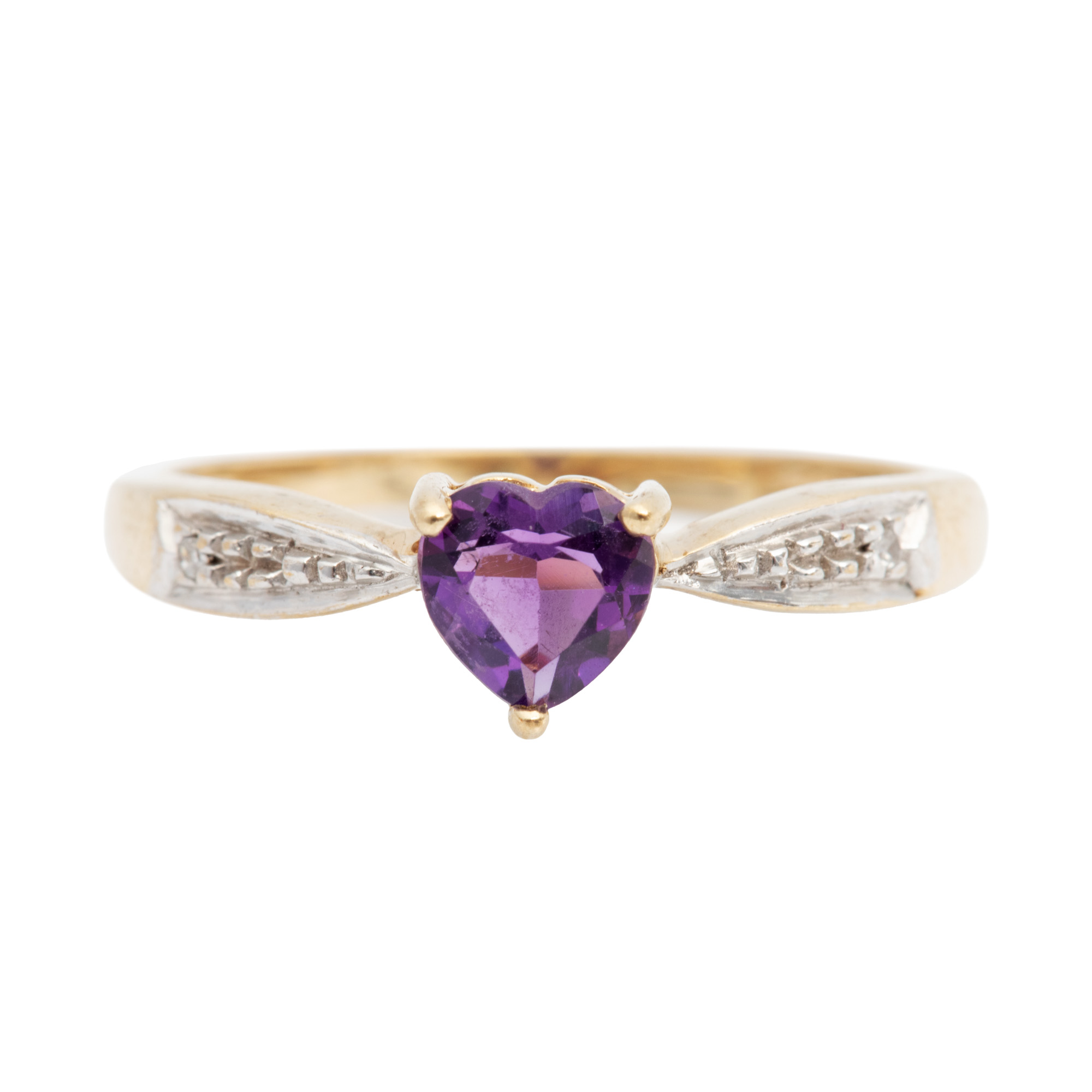Gold ring, decorated with a heart-shaped amethyst and two adjacent diamonds