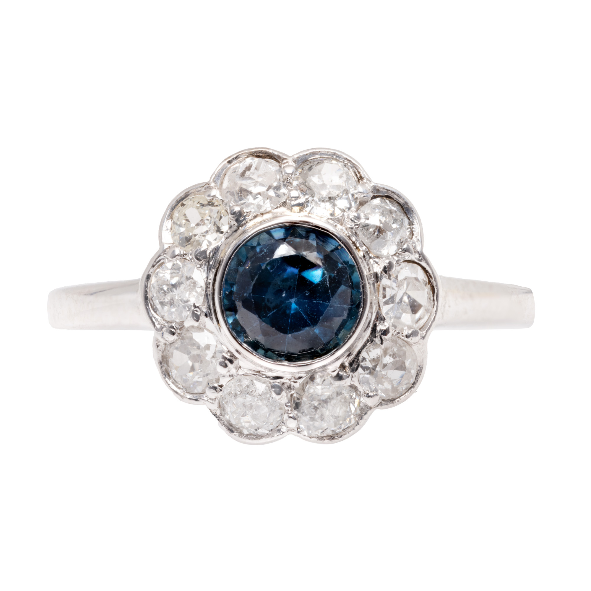 Inel din aur alb, decorat cu safir central, anturat de diamante