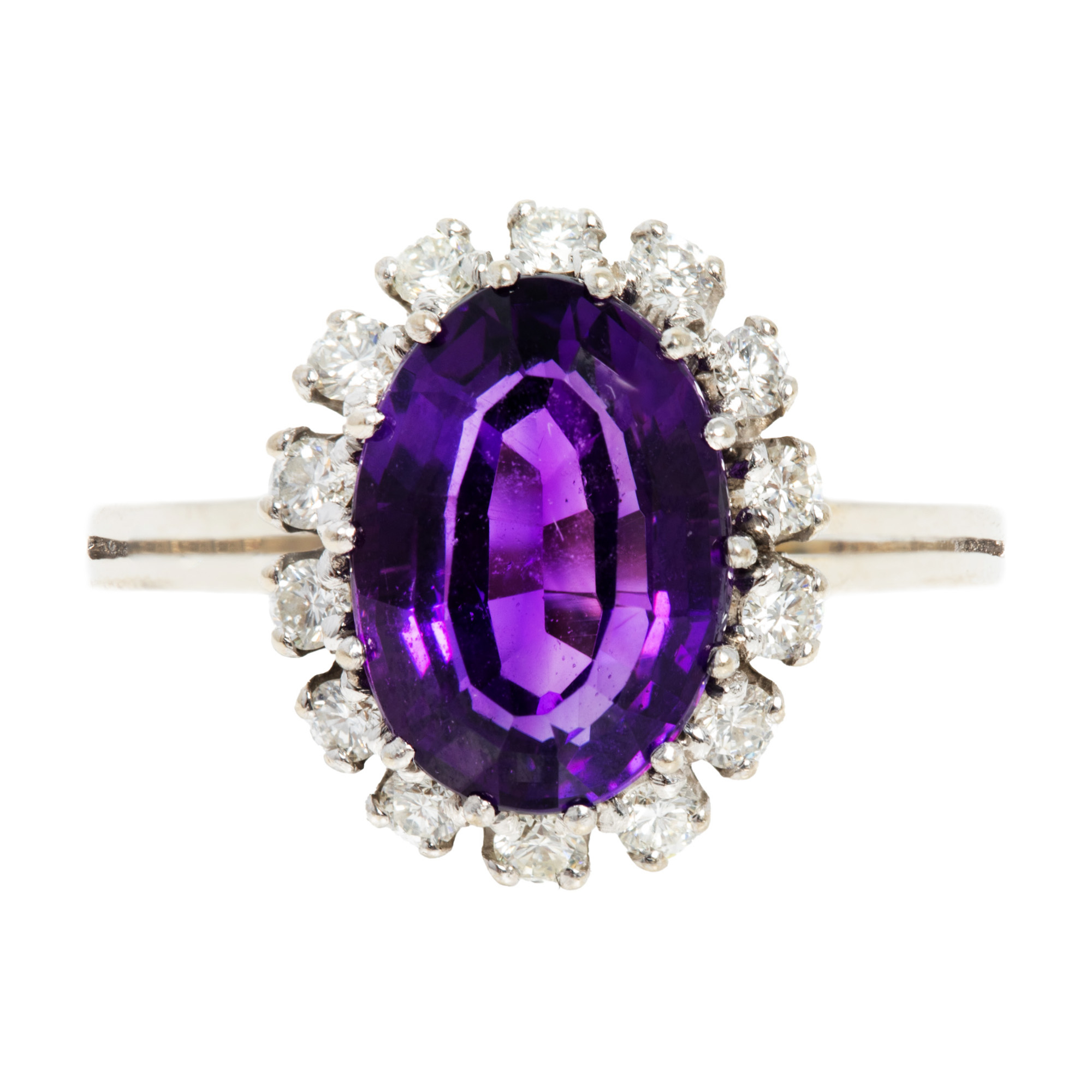 White gold ring, adorned with an amethyst surrounded by diamonds