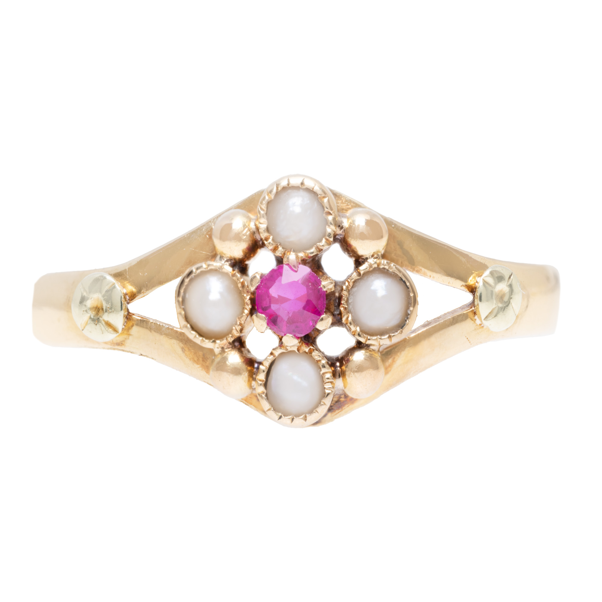 Gold ring, decorated with seed pearls, circa 1838-1847, accompanied by additional gemological certificate