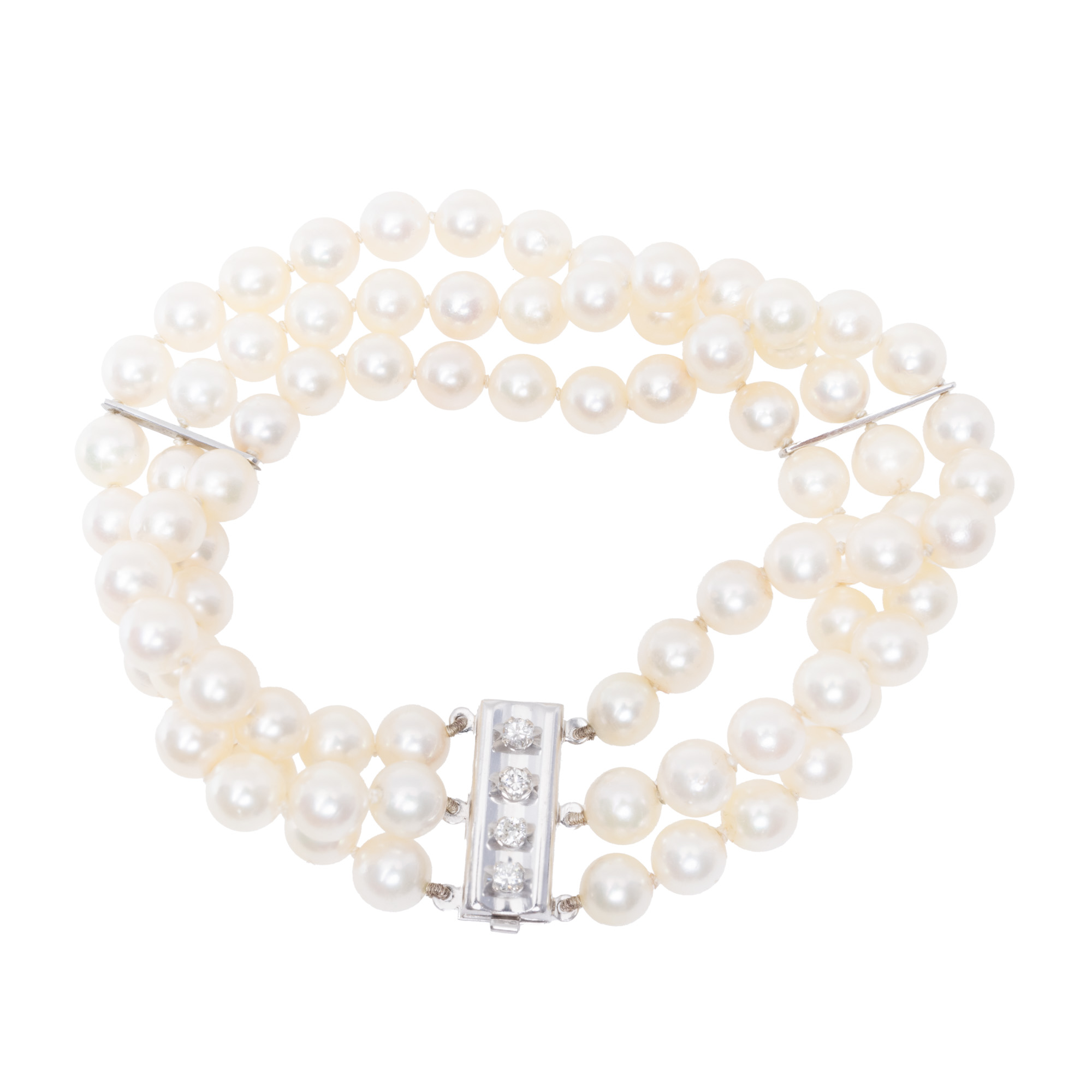 Three-strand Akoya pearl bracelet, with white gold clasp decorated with diamonds, accompanied by additional gemological certificate.