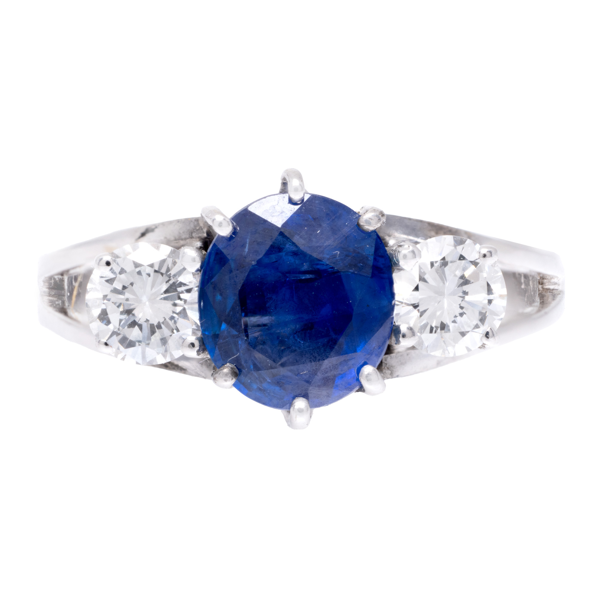 Inel din aur alb, decorat central cu safir, anturat de diamante