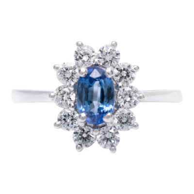 Inel din aur alb, decorat cu un safir și anturaj de diamante