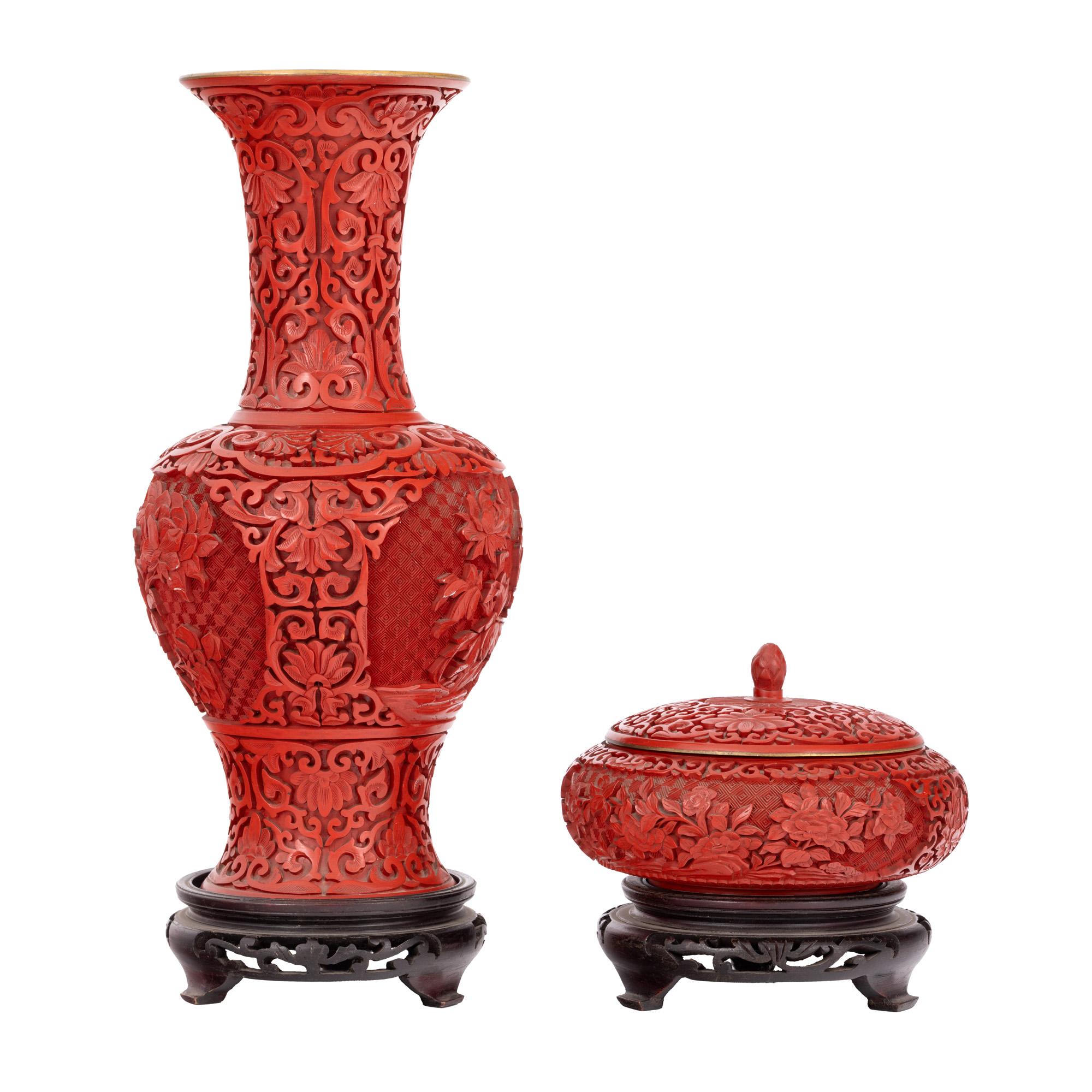 Lot consisting of cinnabar vase and candy box, decorated with chrysanthemums, Republican period, China, approx. 1912-1949, from the Blendea family collection