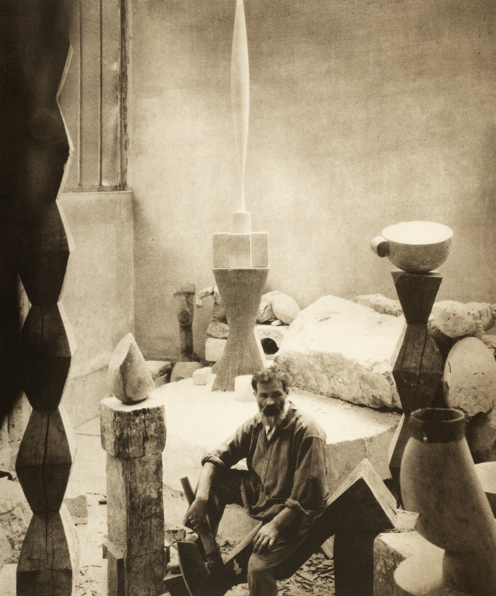 Brâncuși în atelier