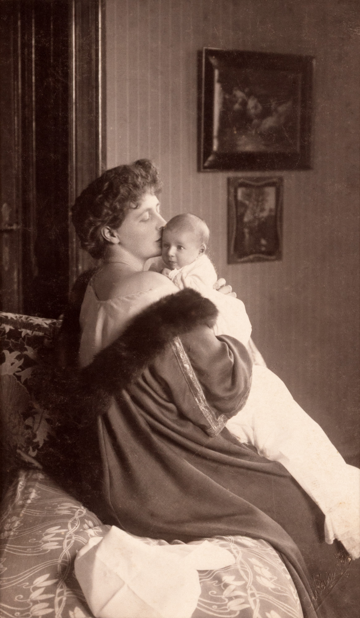 Carte poștală ilustrând-o pe Regina Maria și pe principele Mircea, 1916