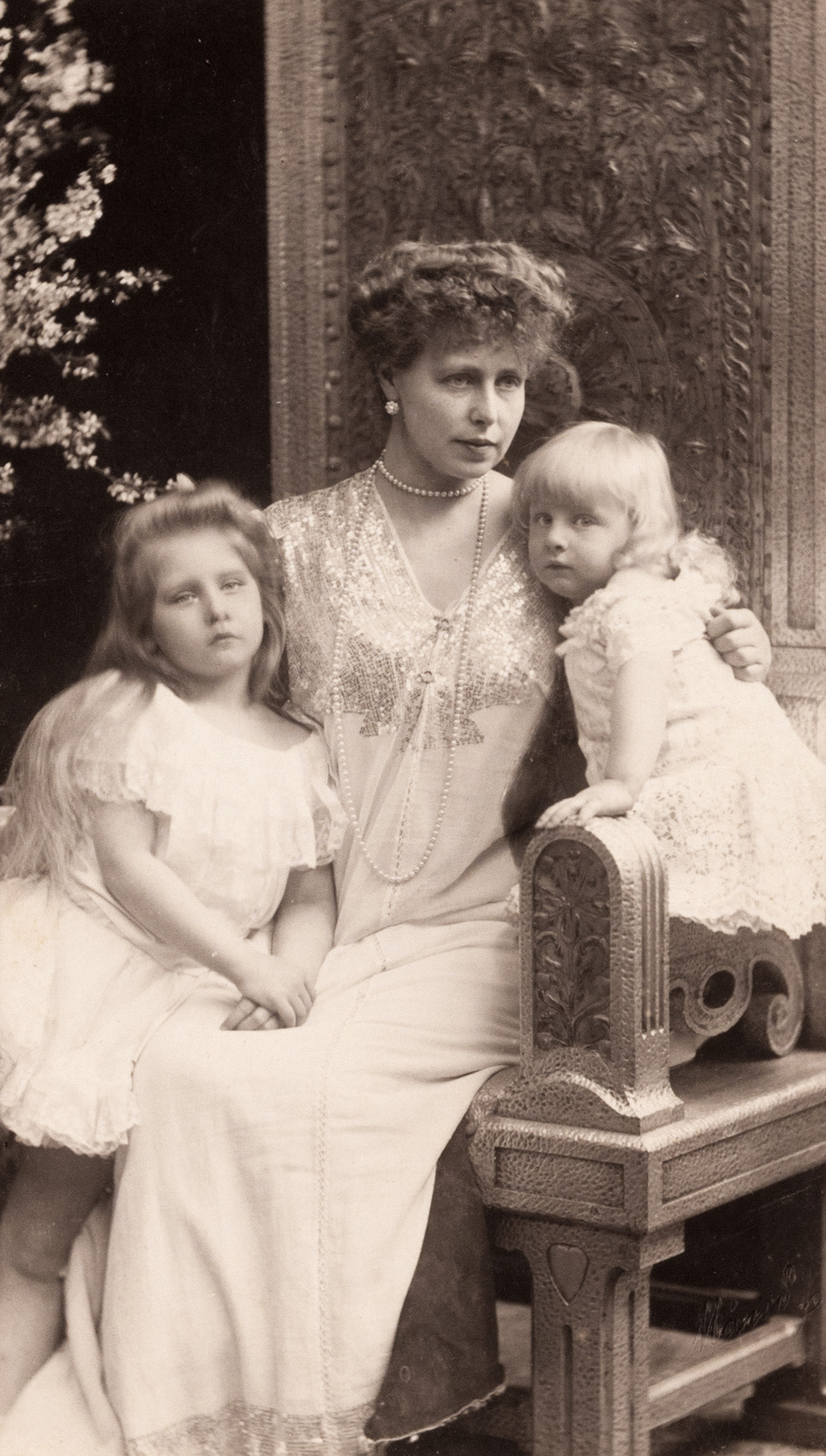 Carte poștală ilustrând-o pe viitoarea Regină Maria împreună cu Principesele Maria și Ileana, cca. 1912