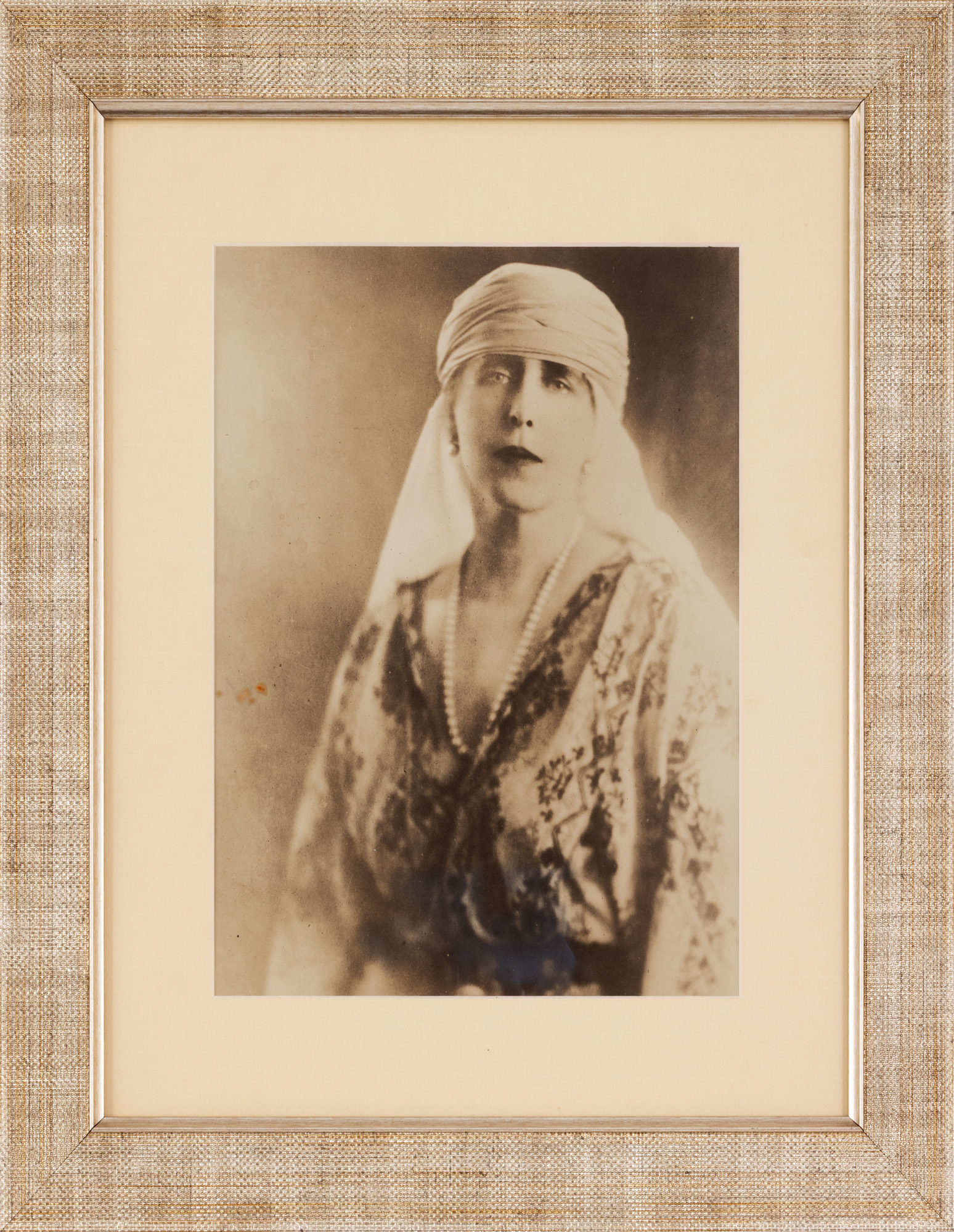 Fotografie de presă ilustrând-o pe Regina Maria îmbrăcată în port tradițional românesc, cca. 1930