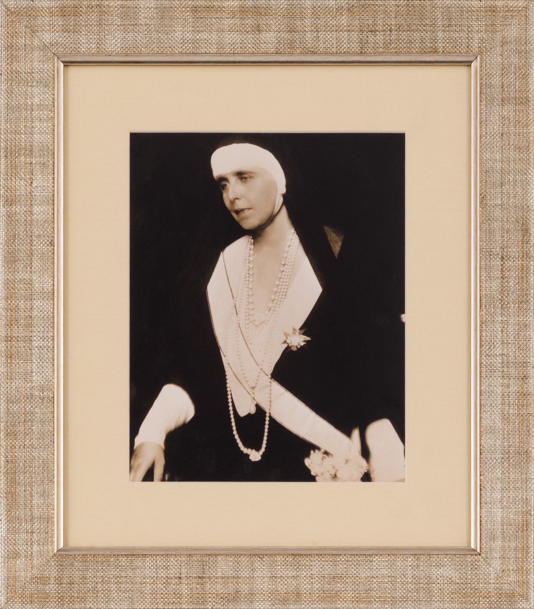 Fotografie de presă ilustrând-o pe Regina Maria purtând Ordinul Carol I, cca. 1927