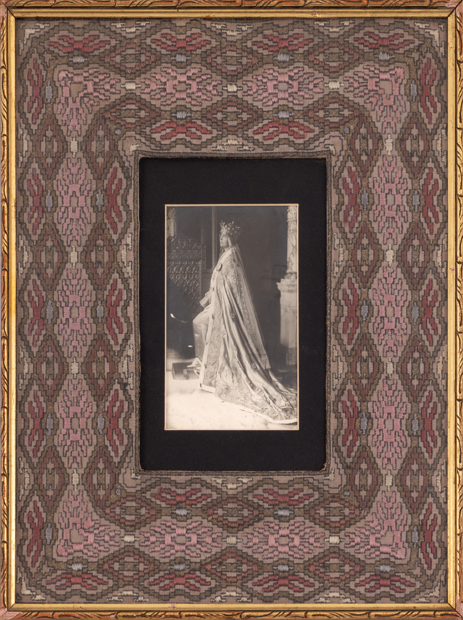 Fotografie de colecție, ilustrând-o pe Regina Maria în ținută de Încoronare, 15 octombie 1922 (ziua Încoronării)