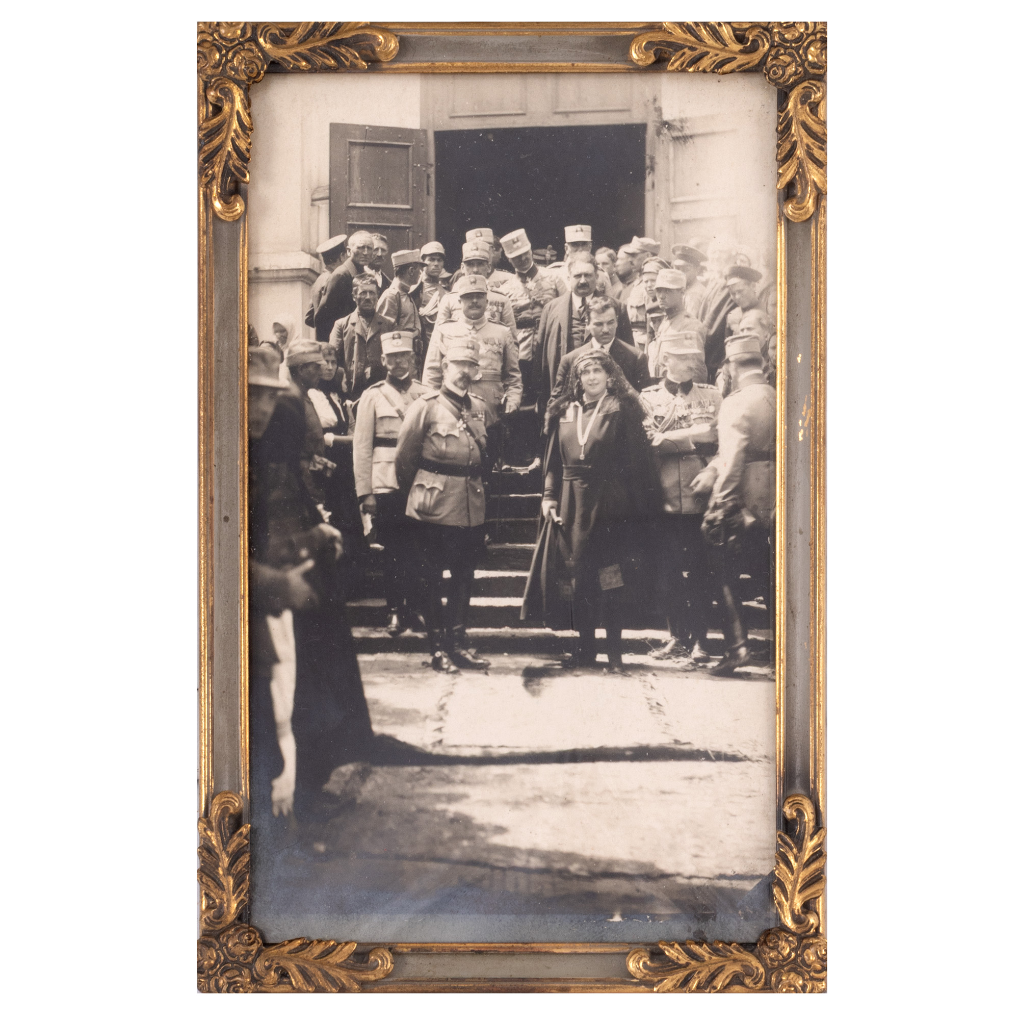 Fotografie ilustrându-i pe Regele Ferdinand și Regina Maria alături de ofițeri superiori români, cca. 1918, în ramă de epocă