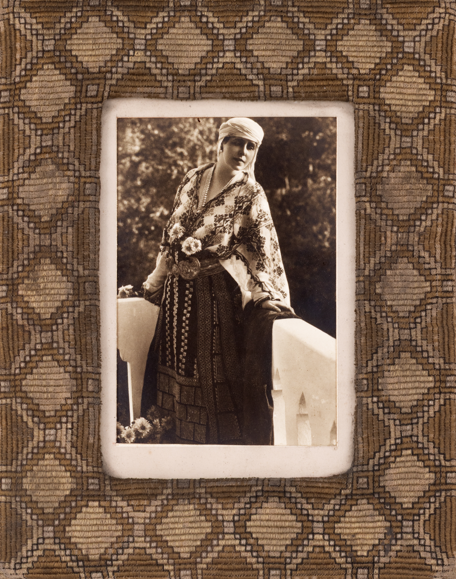 Fotografie ilustrându-o pe Regina Maria în costum popular la reședința regală de la Bicaz, atelier fotografic Chevallier, Piatra Neamț, cca. 1922