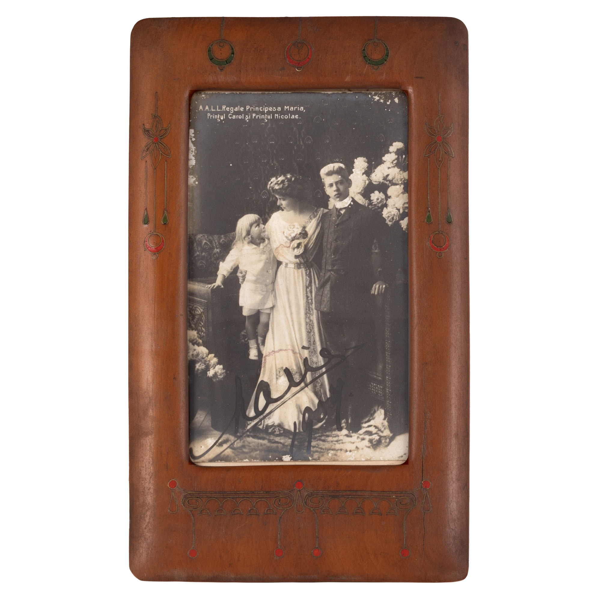 Carte poștală fotografică ilustrându-i pe Regina Maria, Principele Carol al II-lea și Principele Nicolae, 1907, cu semnătura și dedicația olografă a Reginei Maria, în ramă Sezession