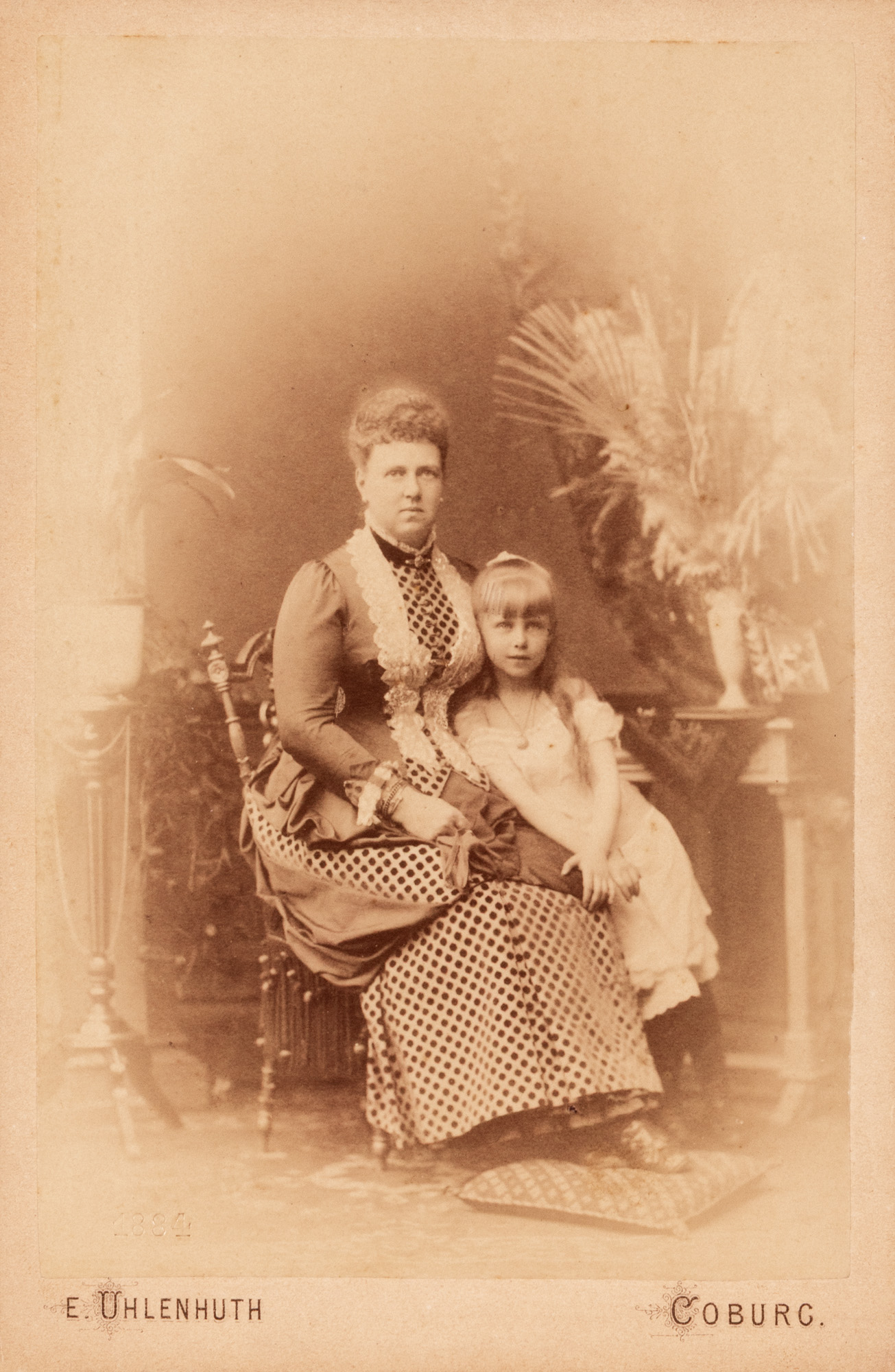 Fotografie ilustrându-le pe Marea Ducesă Maria Alexandrovna a Rusiei și fiica acesteia viitoarea Regină Maria a României, atelier E. Uhlenhuth, Coburg, cca. 1880