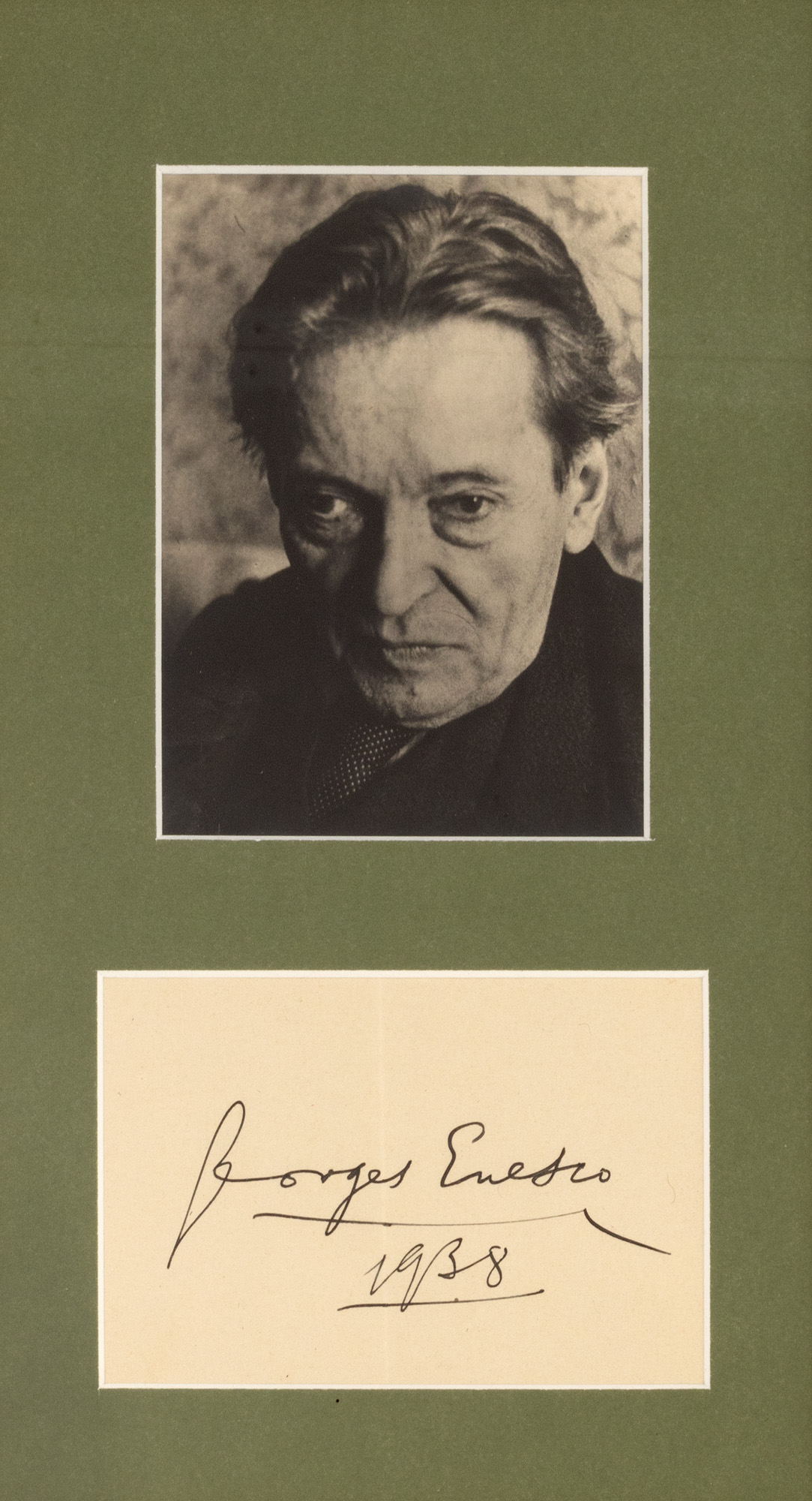 Lot format din fotografie ilustrându-l pe George Enescu și semnătura olografă a acestuia datată 1938