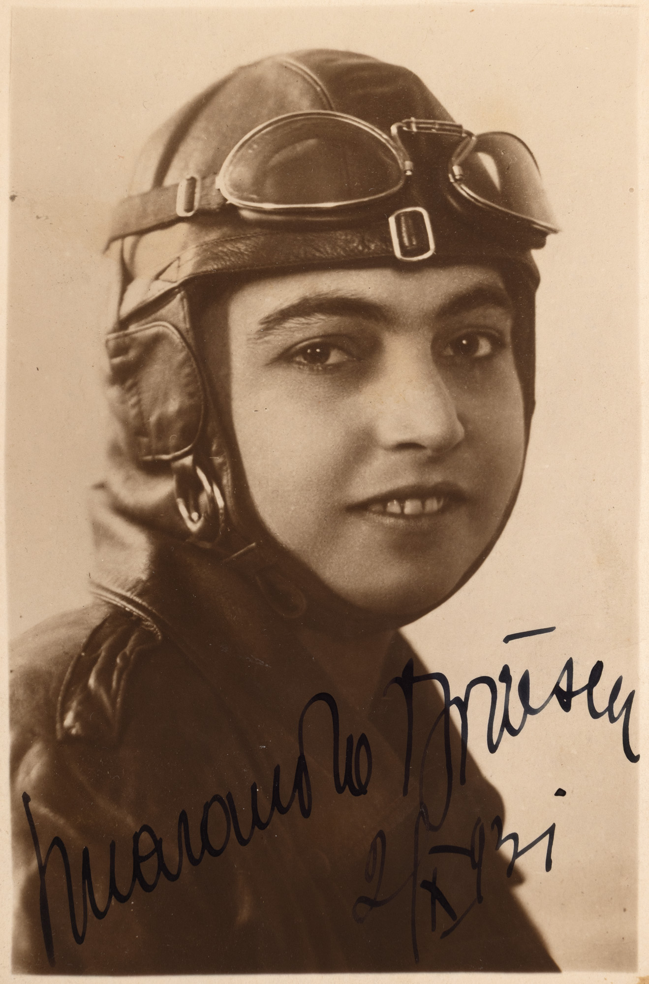 Photographic postcard illustrating Smaranda Brăescu, Romanian pioneer of parachuting and aviation, with holographic signature, dated October 21, 1931