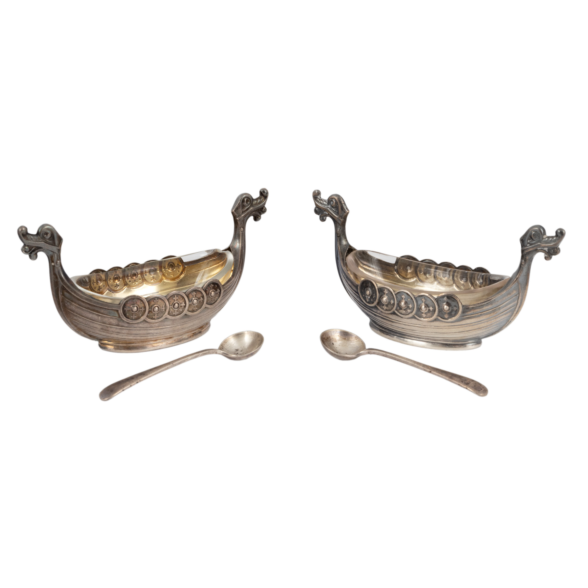 Pereche de recipiente pentru caviar, din argint, în formă de corăbii vikinge