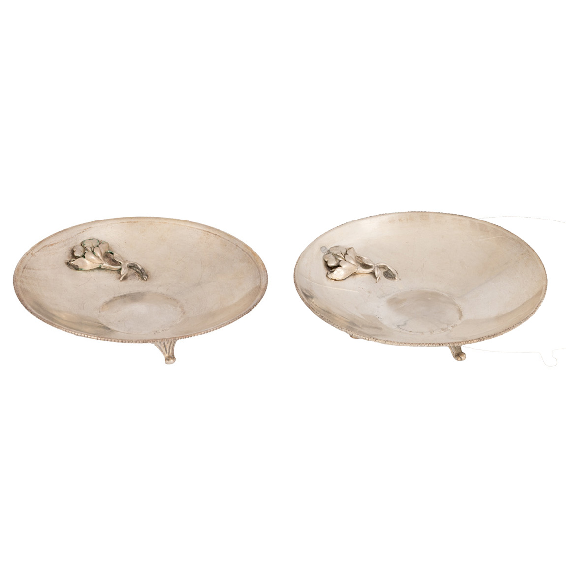 Pereche de platouri miniaturale, din argint, ornate cu element floral în basorelief