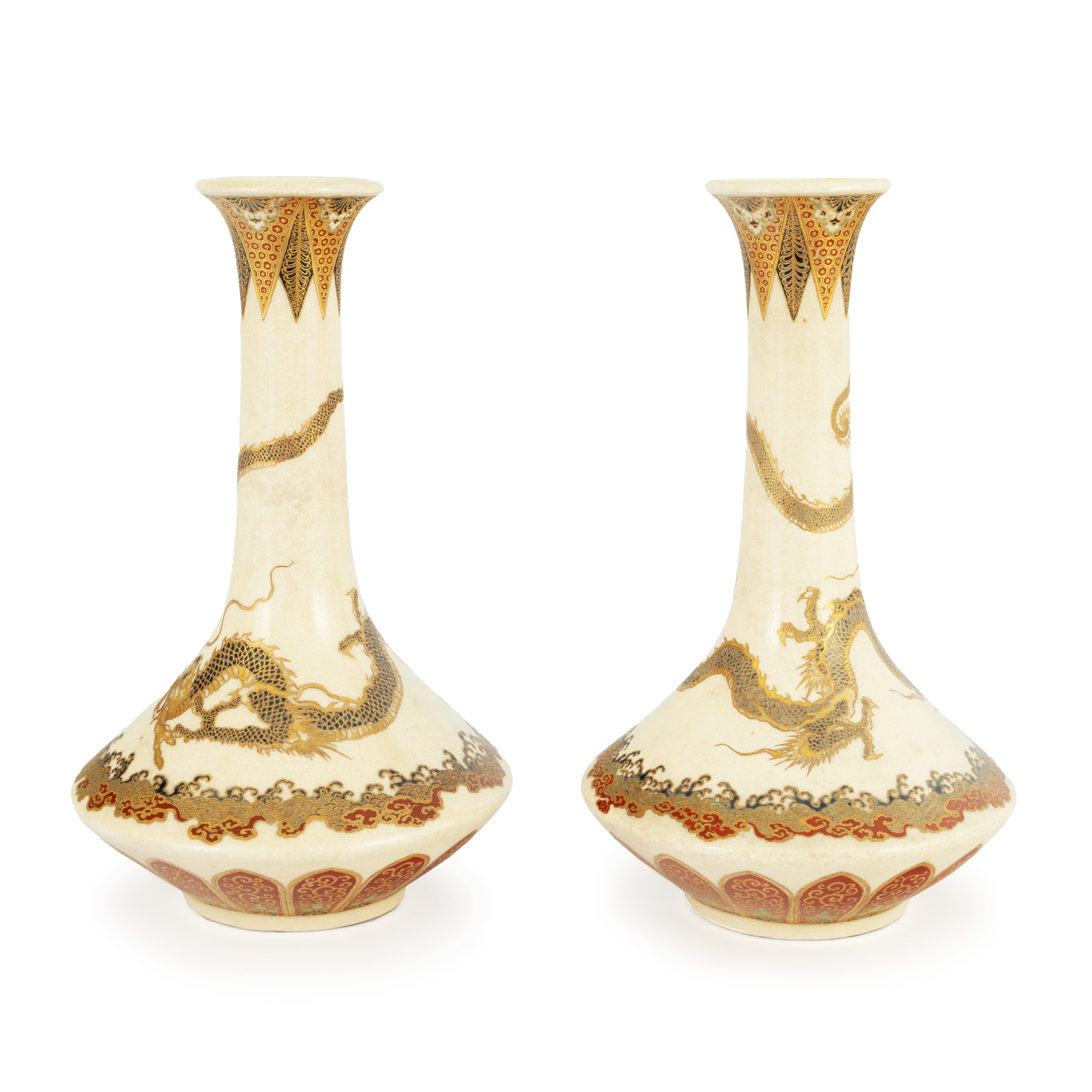 Pereche de vase Satsuma, decorate cu dragoni, perioada Meiji, Japonia, începutul sec. XX