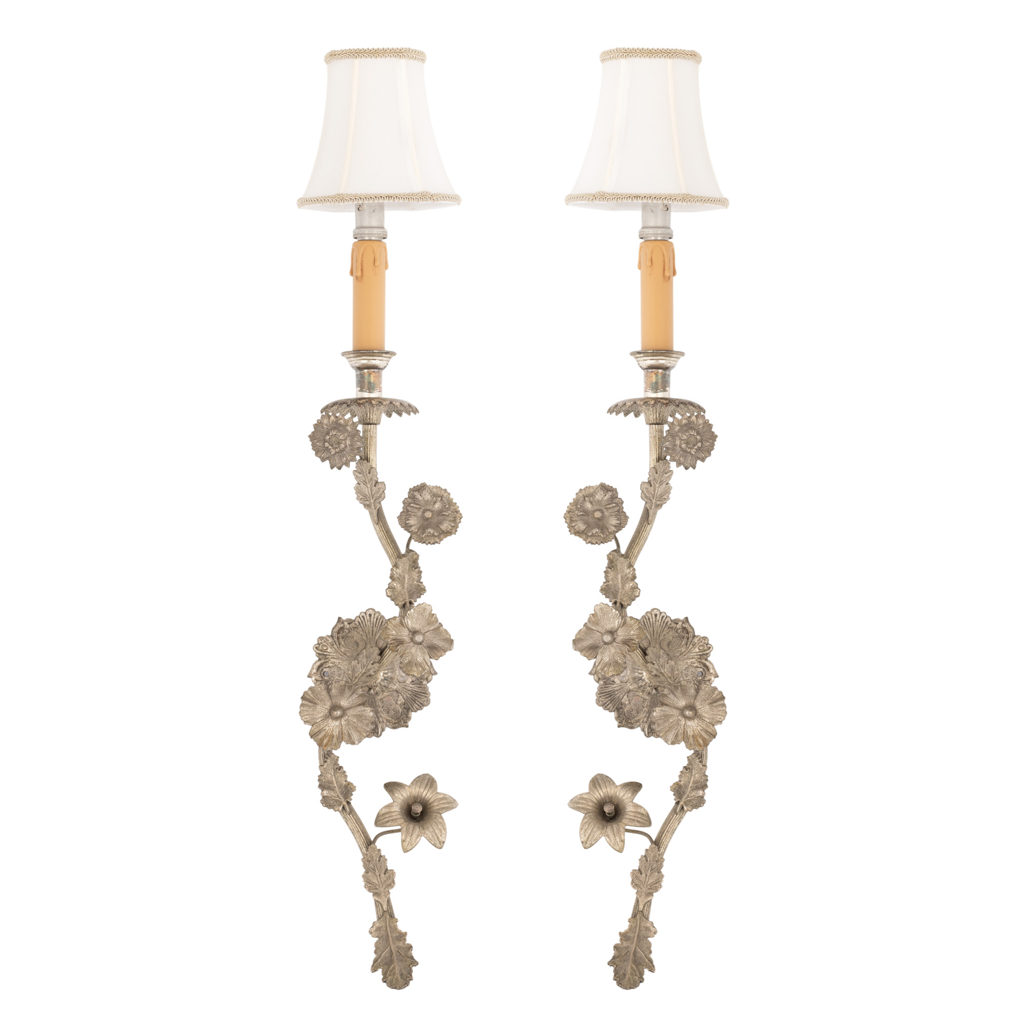 ”Fleurs de Printemps” - pereche de aplice Belle Époque din bronz argintat, parțial satinat, cu decor floral, cca. 1915