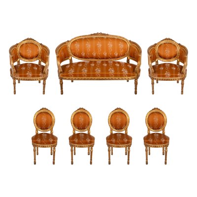 Garnitură de salon în manieră Louis XVI, formată din canapea, pereche de fotolii, patru scaune și o masă, decorată cu bronzuri, tapițată cu mătase, începutul sec. XX
