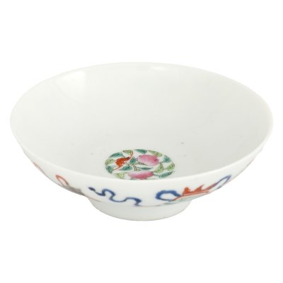 "Famille rose" porcelain bowl, with "One Hundred Antiques" design, bearing the Daoguang period mark, China, circa. 1821-1850