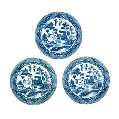 ”Blue Willow” - Lot format din trei platouri decorative, cu decor japonizant, pictate cu aur coloidal, cca. 1940-1950