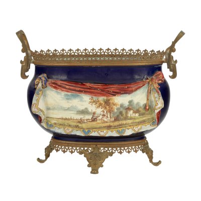 Vas Sèvres din porțelan, decorat cu scenă pastorală, cu montură din bronz, sec. XIX