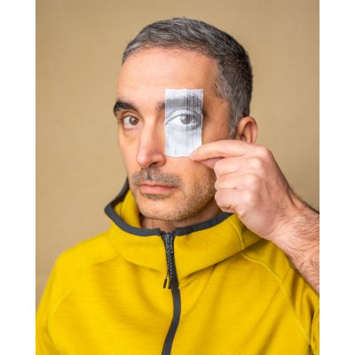 A half-day photo session (3-4 outfits) in Alex Gâlmeanu's studio
