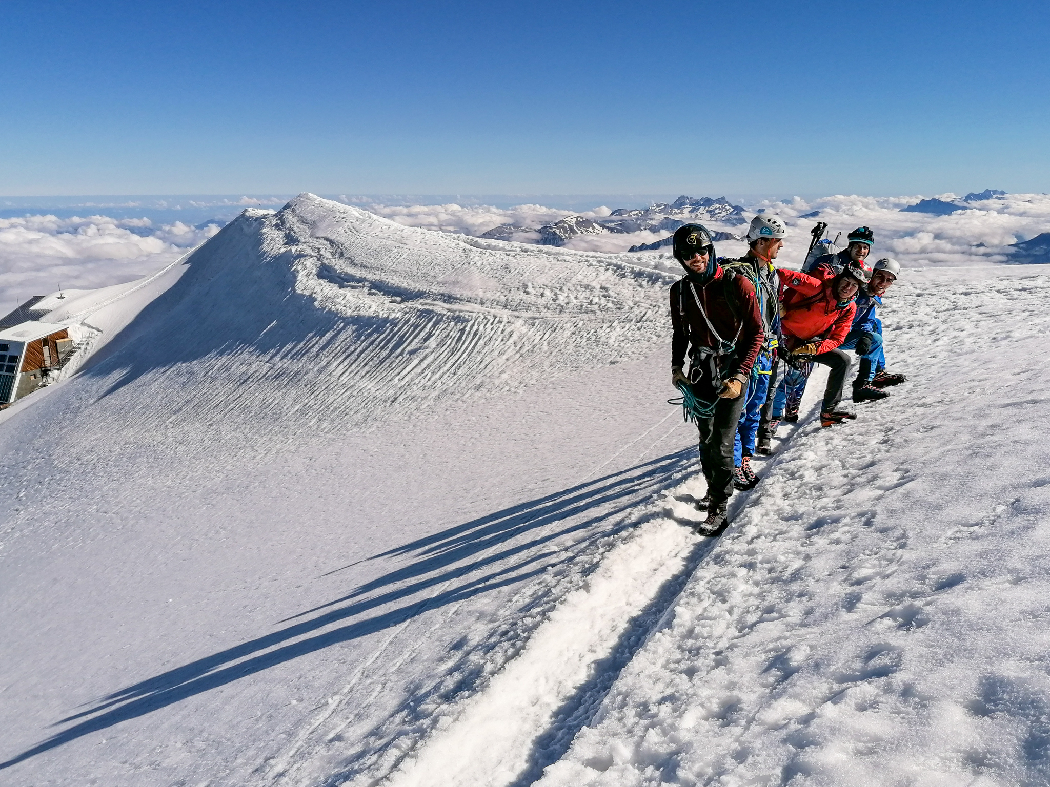 O expediție pe Mont Blanc din Europa cu membri din lotul de paraclimbing