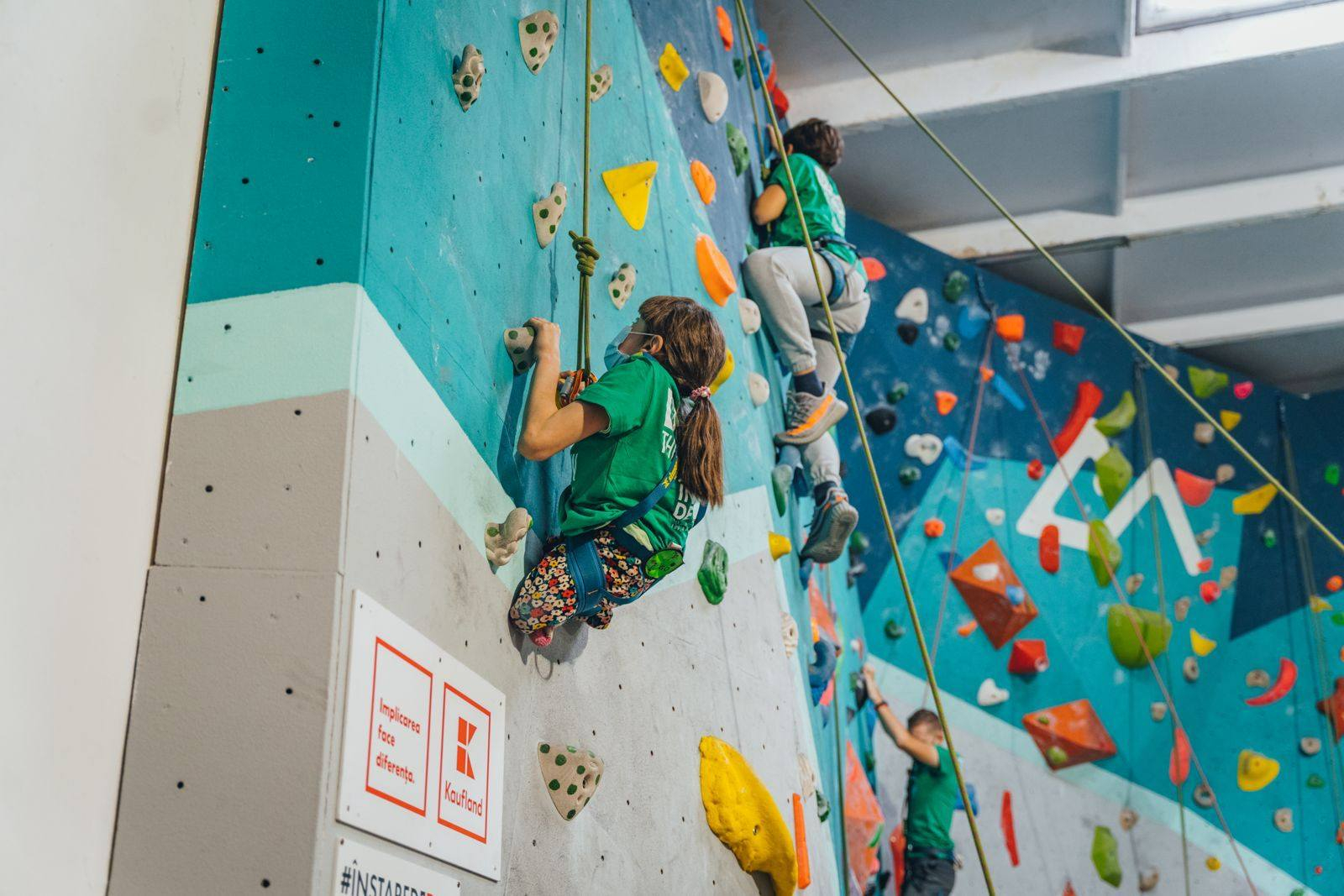 Adoptă 5 burse de terapie Climb Again!