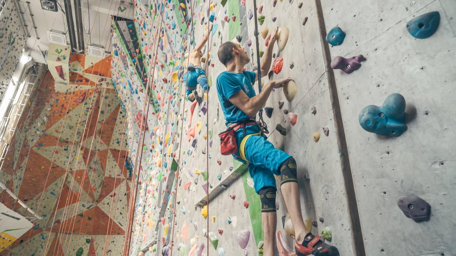 Susține o bursă de sportiv paralimpic pe 6 luni, alături de plăcuță onorifică la sălile Climb Again din București și Iași