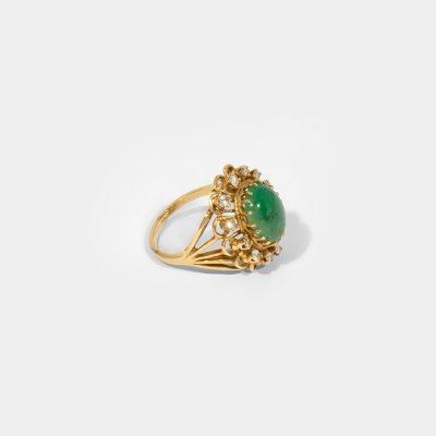 Gold ring, decorated with an emerald and diamonds