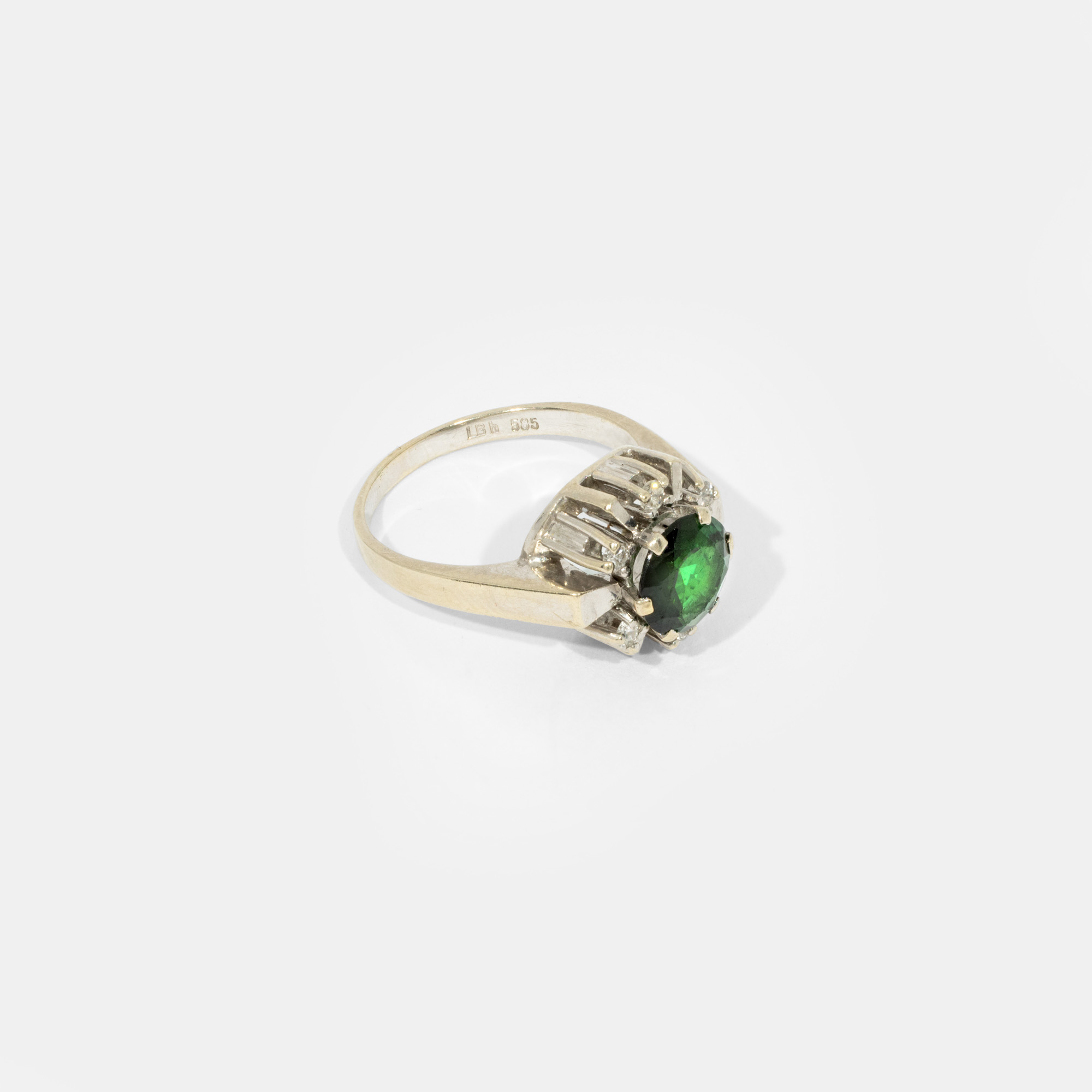 White gold ring, decorated with central tourmaline, surrounded by diamonds