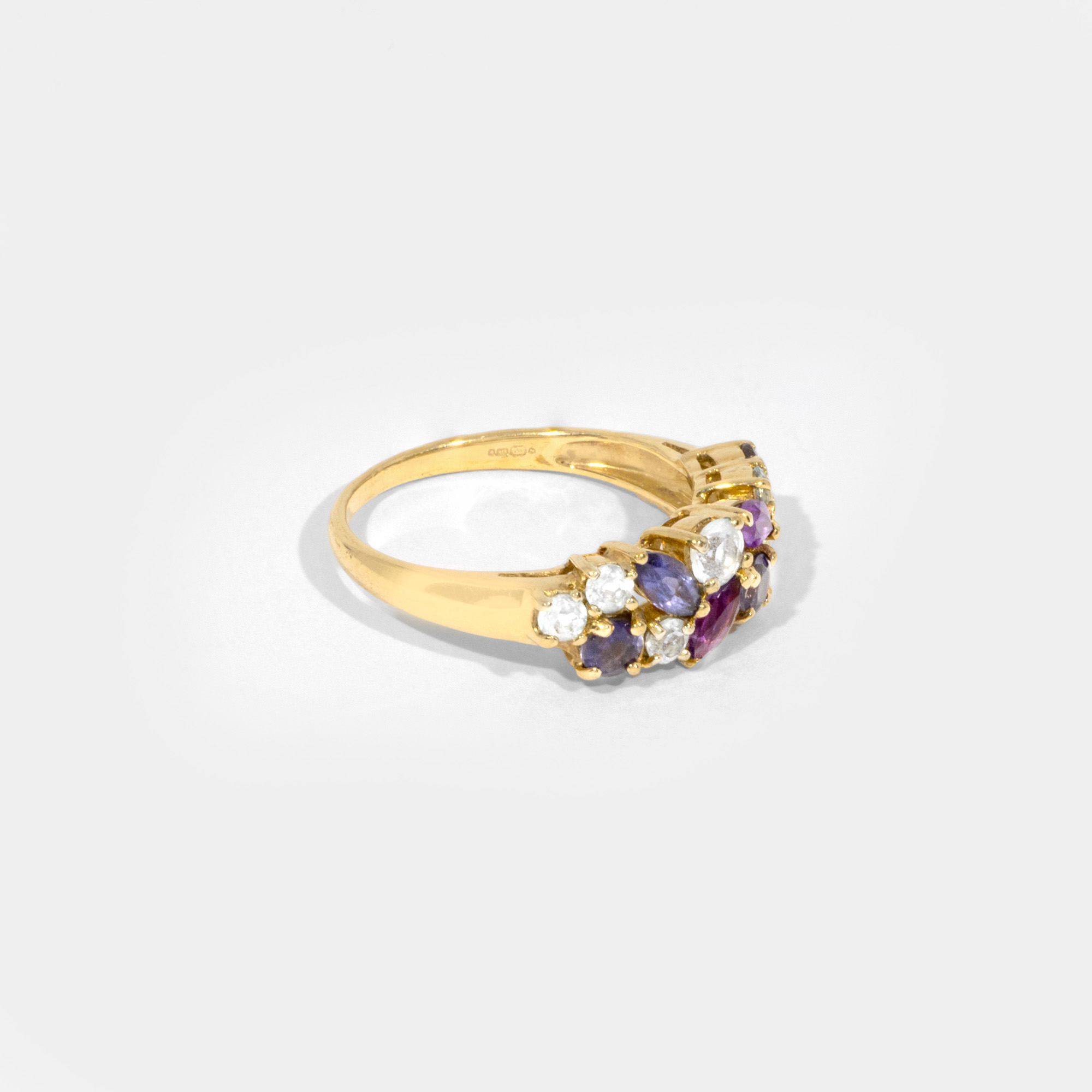 Gold ring, adorned with a multitude of stones